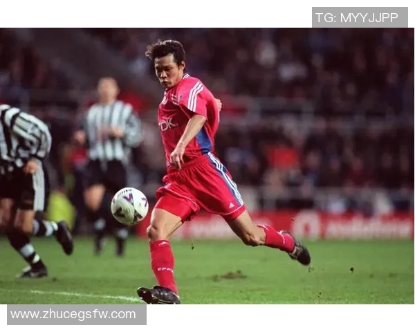 足球明星带球动作精彩瞬间展现球场魅力与技术之美